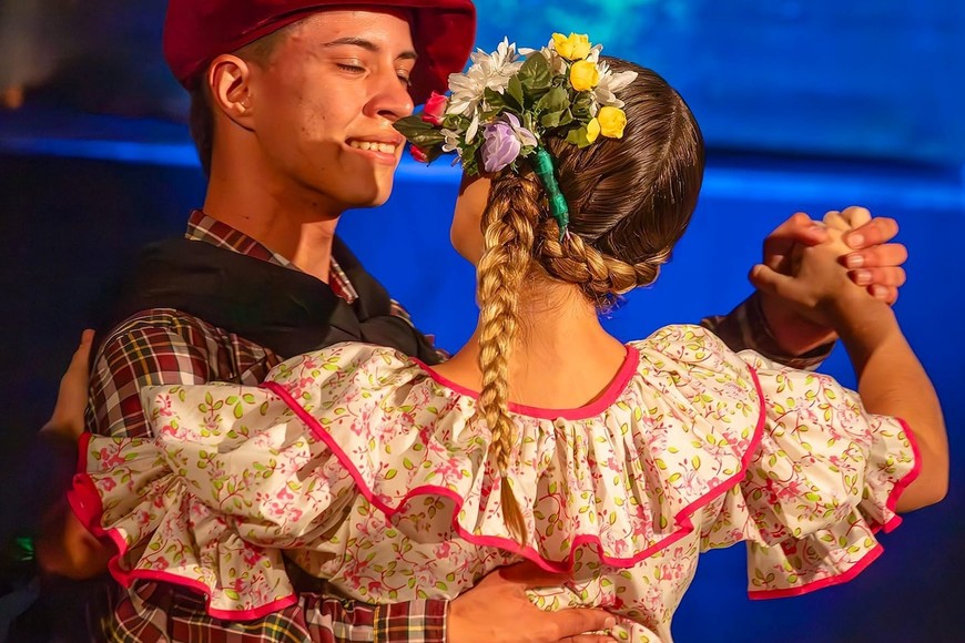 Con 47 años de vida, el Ballet El Trébol ha recorrido escenarios de tres continentes, llevando la cultura de Argentina a cada rincón del mundo.