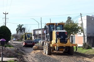 En Pompeya, las máquinas trabajan en el ripiado de calles. Crédito: Gentileza
