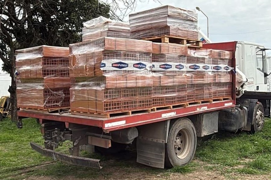 "Hicimos un aporte de un chasis con casi 900 ladrillos, un valor de $1.450.000, para que ellos continúen con su edificio propio", explicó Osta, subrayando la colaboración y el trabajo conjunto