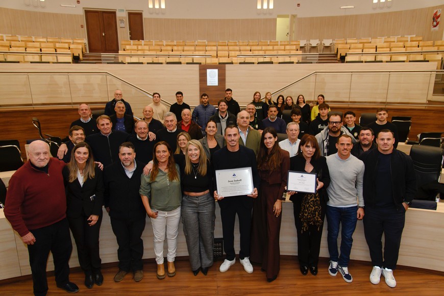 Donde quería, con quienes quería. La foto de Juan Imhoff, rodeado de sus padres, esposa, hermanas, hermanos, compañeros de Duendes, dirigentes y amigos en general que le dejó el rugby. Cumplió el sueño de su último baile en Rosario y en Duendes. Foto: Marcelo Manera.