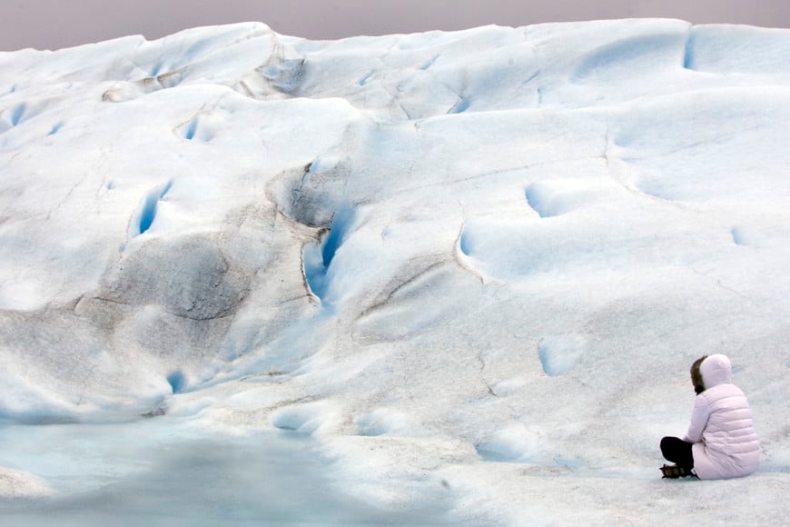 A climber pauses on Argentina's Perito Moreno glacier near the city of El Calafate, in the Patagonian province of Santa Cruz, December 16, 2009. Scientists warn that glaciers in the Andes are melting because of the effects of climate change. According to studies, these accumulations of ice are thawing at a pace so fast that they could disappear in 25 years.  REUTERS/Marcos Brindicci (ARGENTINA - Tags: ENVIRONMENT TRAVEL) santa cruz el calafate  parque nacional los glaciares glaciar perito moreno trkking caminata sobre el glaciar