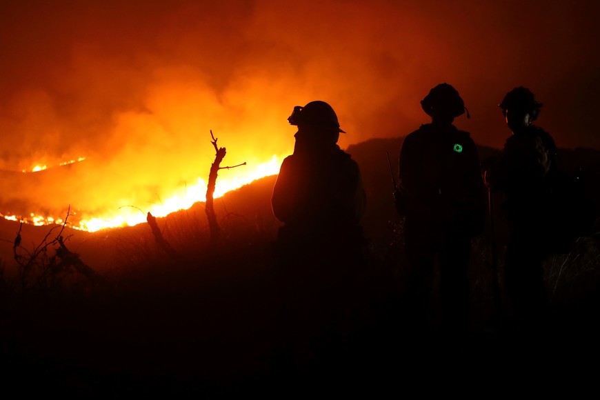 (250808) -- VENTURA, 8 agosto, 2025 (Xinhua) -- Imagen del 7 de agosto de 2025 de bomberos inspeccionando el incendio forestal, en el condado de Ventura, California, Estados Unidos. El incendio forestal, conocido como "Canyon Fire", se desató alrededor de las 13:25 hora local (20:25 GMT) cerca de Piru, una pequeña localidad histórica ubicada en el este del condado de Ventura, a unos 77 kilómetros en el noroeste de Los Angeles. (Xinhua/Qiu Chen) (jg) (da)