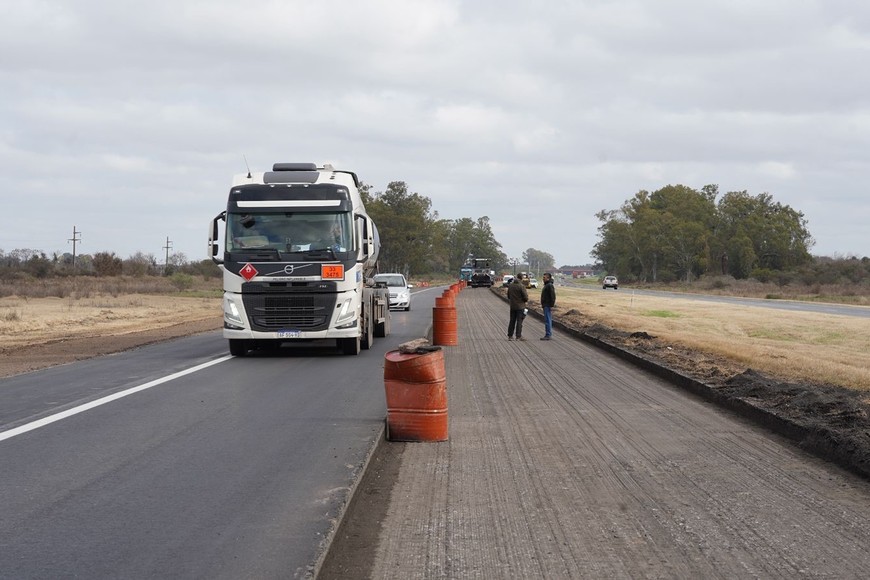Desvío del tránsito pesado por la ruta 34 para facilitar las tareas de desagües y alcantarillas.