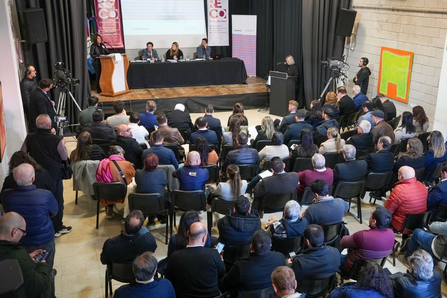 Las exposiciones en la Casa del Bicentenario de Reconquista se centraron en la necesidad de otorgar autonomía plena a los municipios, tanto en lo institucional como en lo político, económico y fiscal.