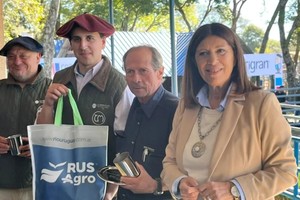 Clara García recorrió la Expo Rural, tomó contacto con expositores y medios, y entregó premios de ganado mayor. Foto: Fabián Ramírez