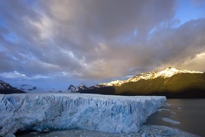 The sun rises over Argentina's Perito Moreno glacier near the city of El Calafate, in the Patagonian province of Santa Cruz, December 16, 2009. Scientists warn that glaciers in the Andes are melting because of the effects of climate change. According to studies, these accumulations of ice are thawing at a pace so fast that they could disappear in 25 years.  REUTERS/Marcos Brindicci (ARGENTINA - Tags: ENVIRONMENT TRAVEL) santa cruz el calafate  parque nacional los glaciares glaciar perito moreno