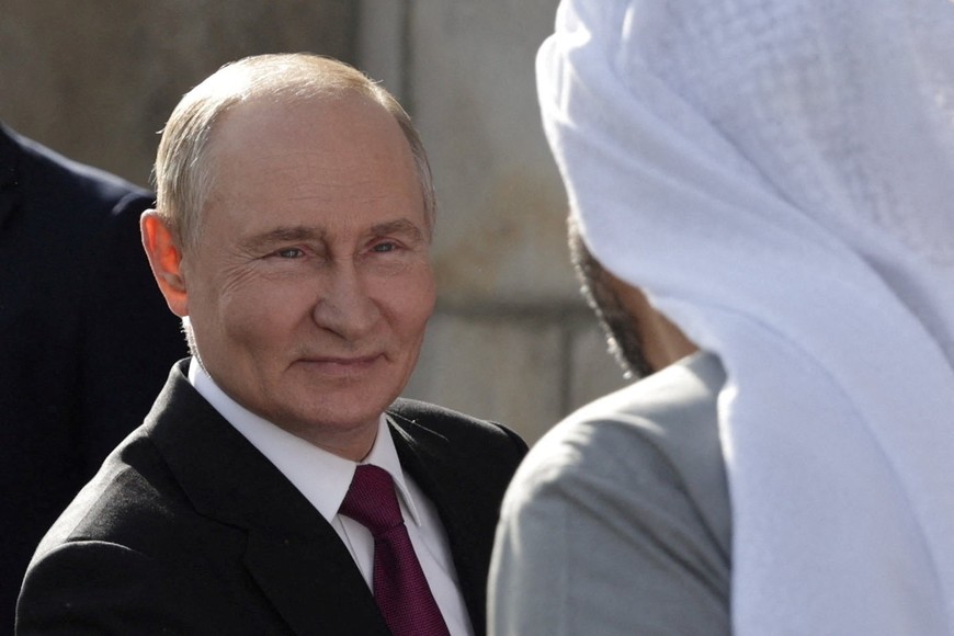 Russian President Vladimir Putin bids farewell to President of the United Arab Emirates, Sheikh Mohammed bin Zayed Al Nahyan following their meeting at the Kremlin in Moscow, Russia, August 7, 2025. Sputnik/Mikhail Sinitsyn/Pool via REUTERS ATTENTION EDITORS - THIS IMAGE WAS PROVIDED BY A THIRD PARTY.