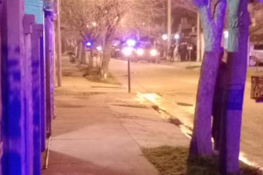 Agentes de la fuerza provincial intervienen en la zona del domicilio.