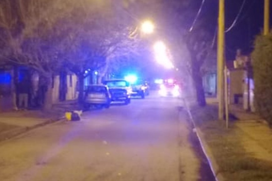 Agentes de la fuerza provincial intervienen en la zona del domicilio.