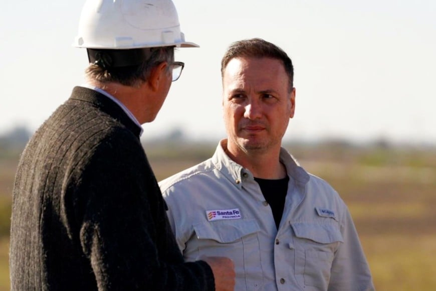 El ministro Lisandro Enrico recorriendo las obras junto a personal de Vialidad Provincial.