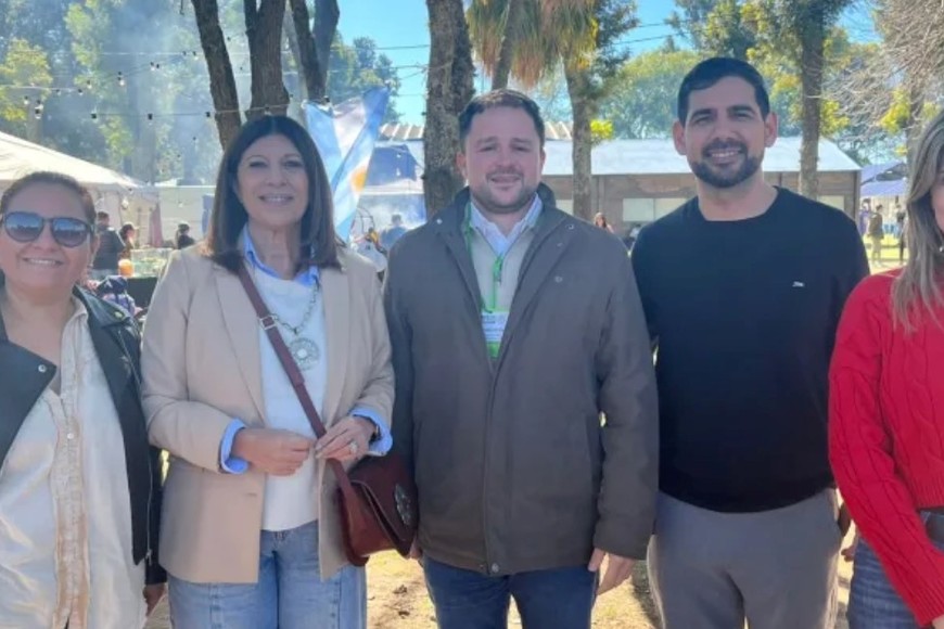 La diputada compartió la visita a la muestra ruralista con el presidente de la SRR, Augusto Gastaldo, el intendente electo de Las Toscas, Iván Sánchez, la diputada socialista Charo Mancini, la concejal electa del PS Reconquista, Marisa Flores.
