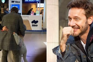 En la fotografía, sostiene a la pequeña para que Rufina pueda darle un beso y despedirse de ella.