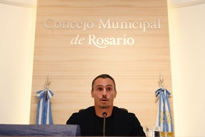 Siempre estuvo cerca. Juan Imhoff, en su tierra natal, recibiendo el mejor homenaje y reconocimiento que le podía dar Rosario: "Deportista distinguido", de parte del Concejo Municipal de su querida ciudad. Muy emocionado, lo recibió acompañado por sus seres queridos. Foto: Marcelo Manera.