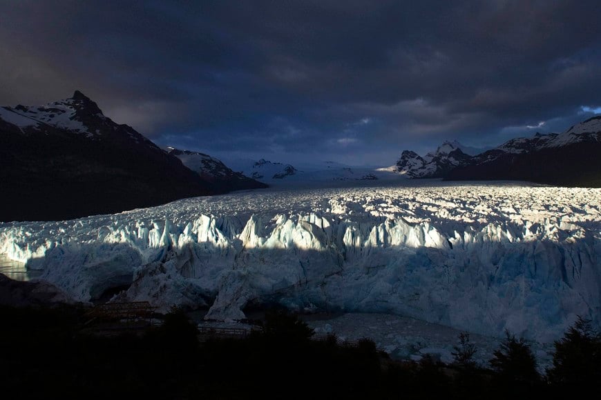 The sun rises over Argentina's Perito Moreno glacier near the city of El Calafate, in the Patagonian province of Santa Cruz, December 16, 2009. Scientists warn that glaciers in the Andes are melting because of the effects of climate change. According to studies, these accumulations of ice are thawing at a pace so fast that they could disappear in 25 years.  REUTERS/Marcos Brindicci (ARGENTINA - Tags: ENVIRONMENT TRAVEL) santa cruz el calafate  parque nacional los glaciares glaciar perito moreno