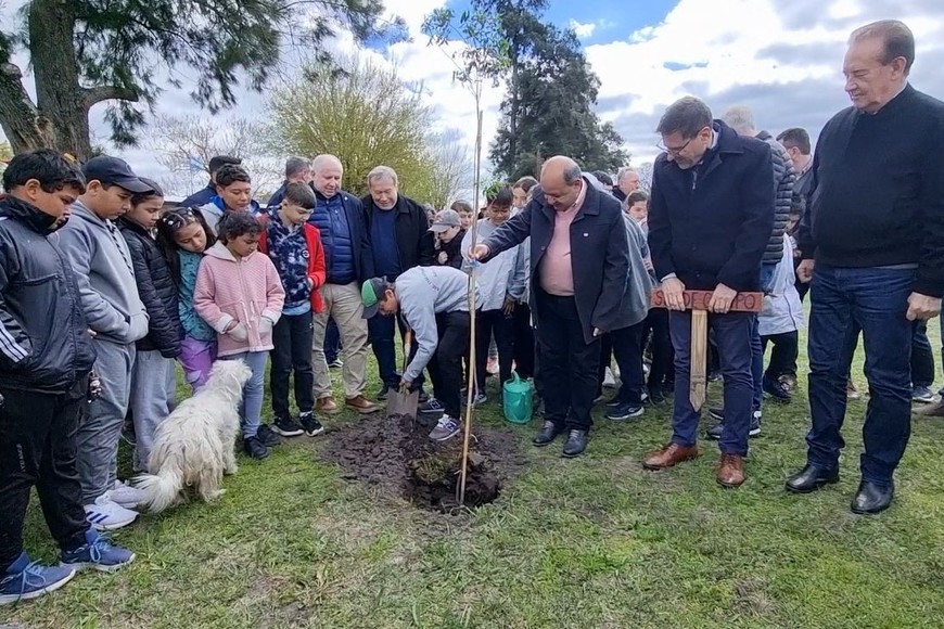 La Planta de Campamento N.º 9 está ubicada sobre la Ruta 97S, en el paraje La Británica, entre Lanteri y Las Garzas, departamento General Obligado.