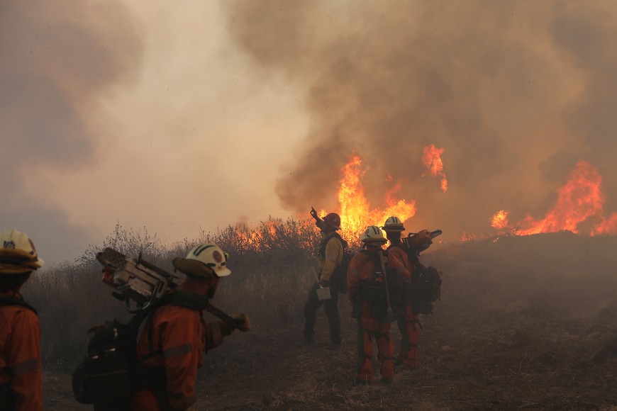 (250808) -- VENTURA, 8 agosto, 2025 (Xinhua) -- Imagen del 7 de agosto de 2025 de bomberos movilizándose para combatir el incendio forestal, en el condado de Ventura, California, Estados Unidos. El incendio forestal, conocido como "Canyon Fire", se desató alrededor de las 13:25 hora local (20:25 GMT) cerca de Piru, una pequeña localidad histórica ubicada en el este del condado de Ventura, a unos 77 kilómetros en el noroeste de Los Angeles. (Xinhua/Qiu Chen) (jg) (da) (vf)