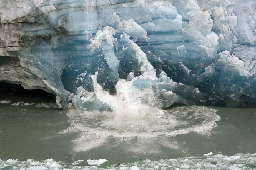 Argentina's Perito Moreno glacier calves blocks of ice near the city of El Calafate, in the Patagonian province of Santa Cruz, December 15, 2009. Scientists warn that glaciers in the Andes, which limit Argentina with Chile are melting because of the effects of climate change. According to studies, these accumulations of ice are thawed at a pace so fast that it could disappear in 25 years.  REUTERS/Marcos Brindicci (ARGENTINA - Tags: ENVIRONMENT TRAVEL) santa cruz  santa cruz glaciar perito moreno parque nacional los glaciares deshielo