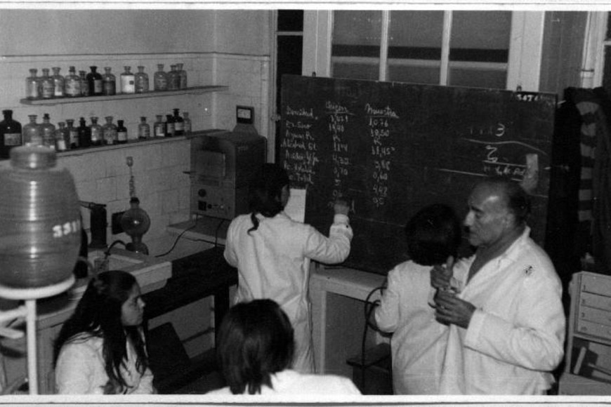 El profesor Mullor dictando una clase de Bromatología y Nutrición en la UNL.