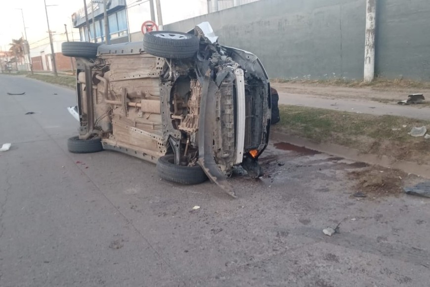 Camioneta chocó un poste y volcó; su conductor resultó ileso