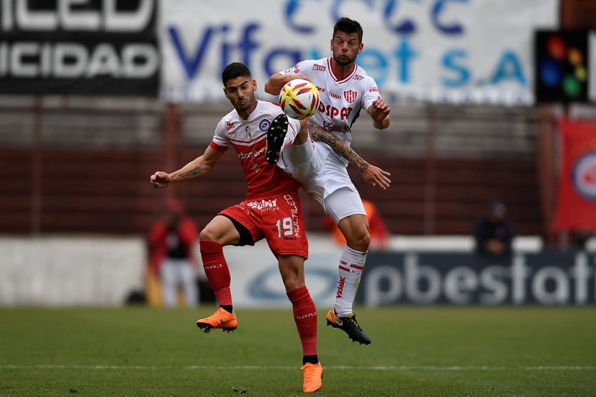 Santiago Zurbriggen en acción el día en que marcó el gol de cabeza que le dio el último triunfo a Unión en cancha de Argentinos Juniors