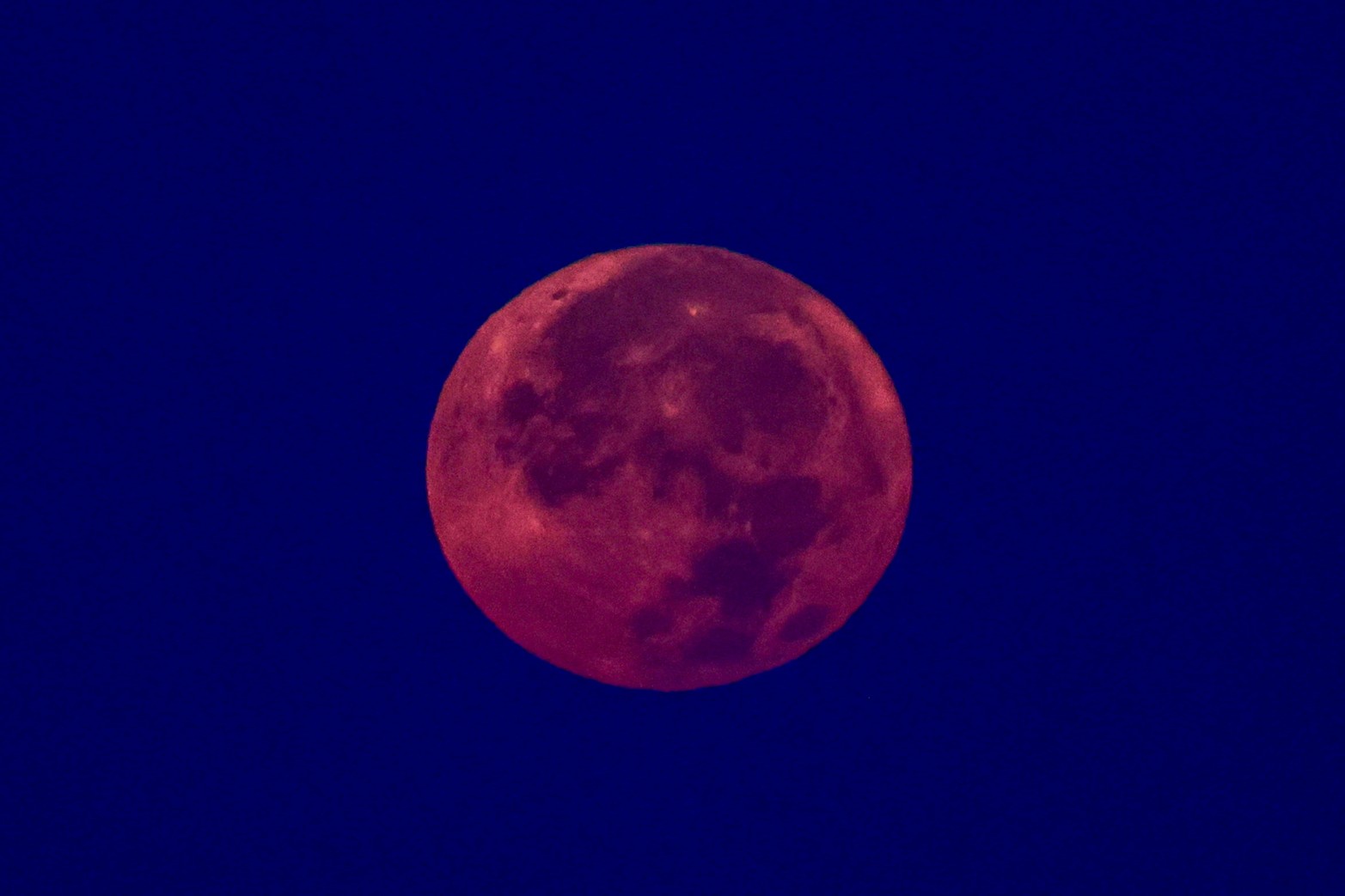 Luna roja en el mar Mediterráneo. 