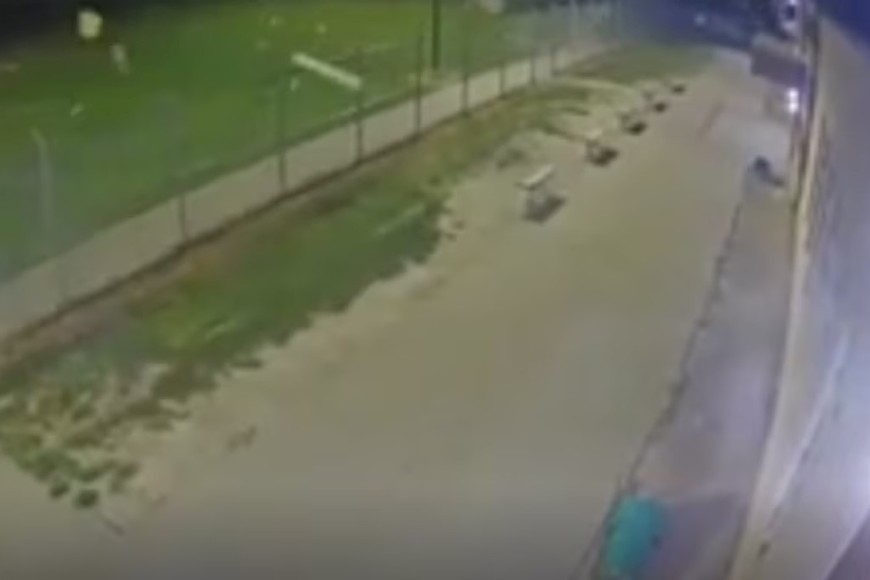 Techo de la unidad habitacional arrancado por los intensos vientos en el penal de Nebraska.