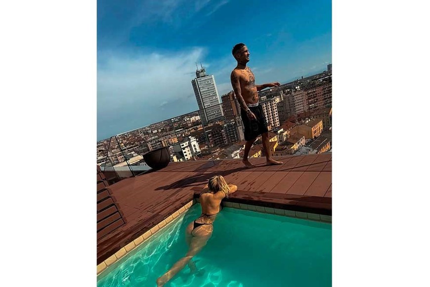 El cantante y la mediática en la terraza de un lujoso hotel europeo.