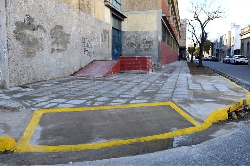 Nueva vereda con rampas y baldosas podotáctiles.