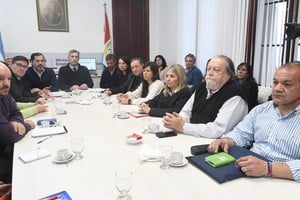 Dirigentes gremiales y funcionarios provinciales en otra reunión de la mesa paritaria. Foto: Luis Cetraro