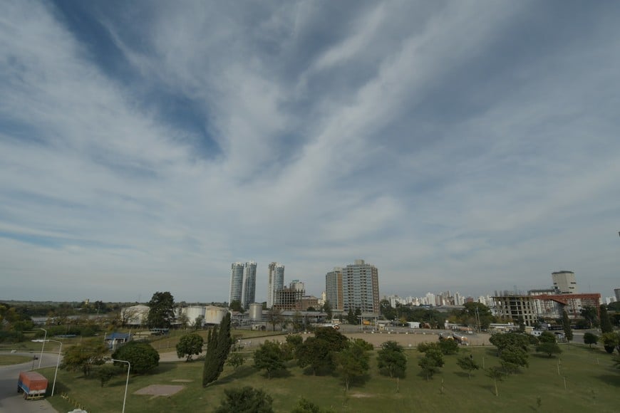 Un equilibrio entre urbanización y forestación para evitar el efecto de las islas de calor es lo que proponen las políticas de arbolado público. En algunas ciudades se disponen refugios climáticos. Crédito: Manuel Fabatía.
