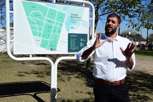 Andrés Sarquis, Dr. en Ciencas Biológicas, investigador del Conicet y director municipal de Arbolado Urbano de la Municipalidad, en el ingreso al Jardín Botánico, ubicado en Gorriti al 3900. Crédito: Guillermo Di Salvatore.