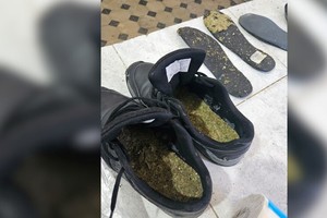 El recluso pasó, pero sus zapatillas quedaron en la entrada. Foto: El Litoral