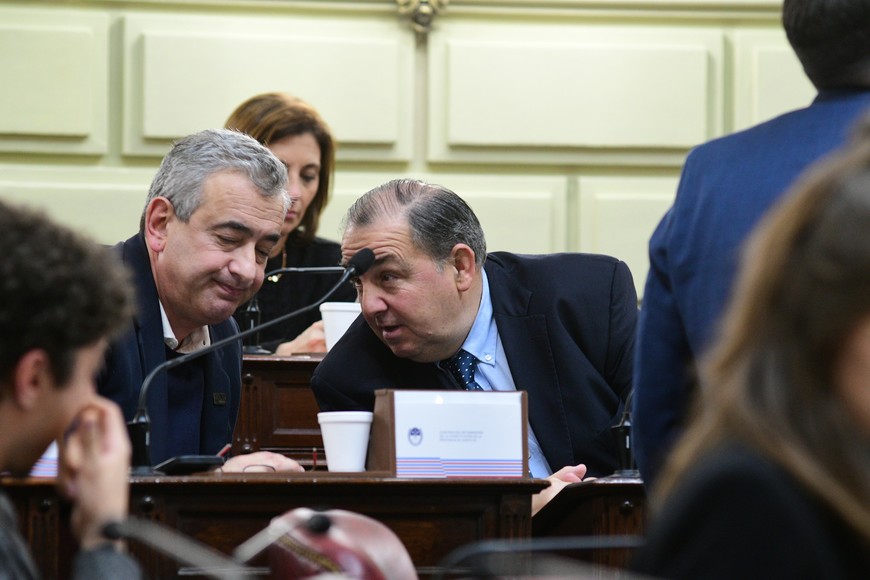 Los intendentes Javkin y Poletti expusieron ayer y hablaron un largo rato sobre el tema autonomía en los pasillos de Legislatura. Foto: Manuel Fabatia