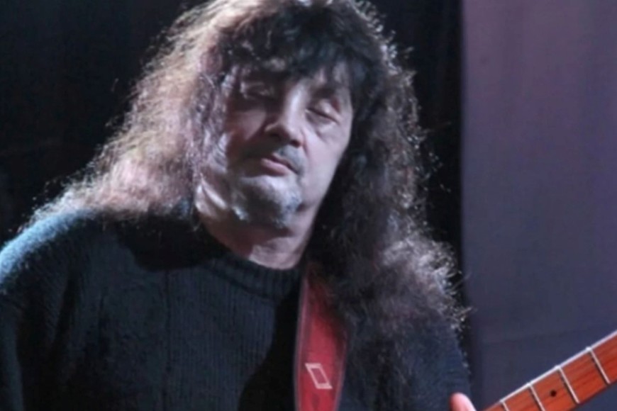 Jozami y su "amiga" inseparable: Una guitarra...y entonando algún rock o blues.