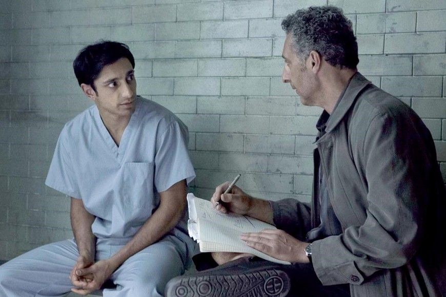 Escena de la serie "The Night Of" ("Juicio a la justicia" en España), de HBO, con John Turturro (derecha) y Riz Ahmed. Esta ficción describe un sistema judicial y policial deshumanizado donde poco importa que seas culpable o no del crimen que se te imputa.