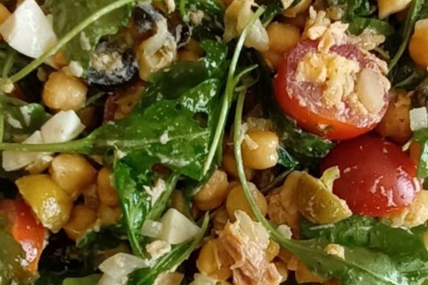 Ensalada tibia de garbanzos, huevo y rúcula