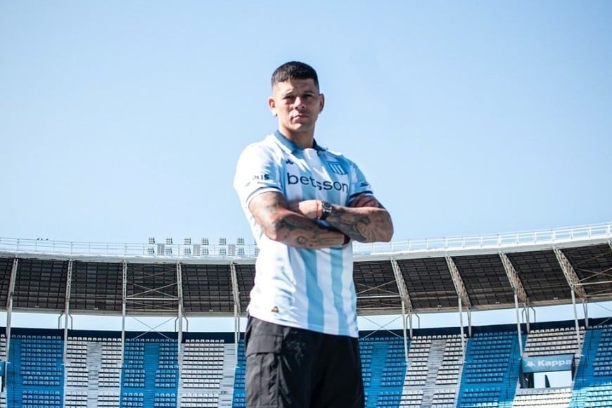 Marcos Rojo fue presentado oficialmente como nuevo jugador de Racing.