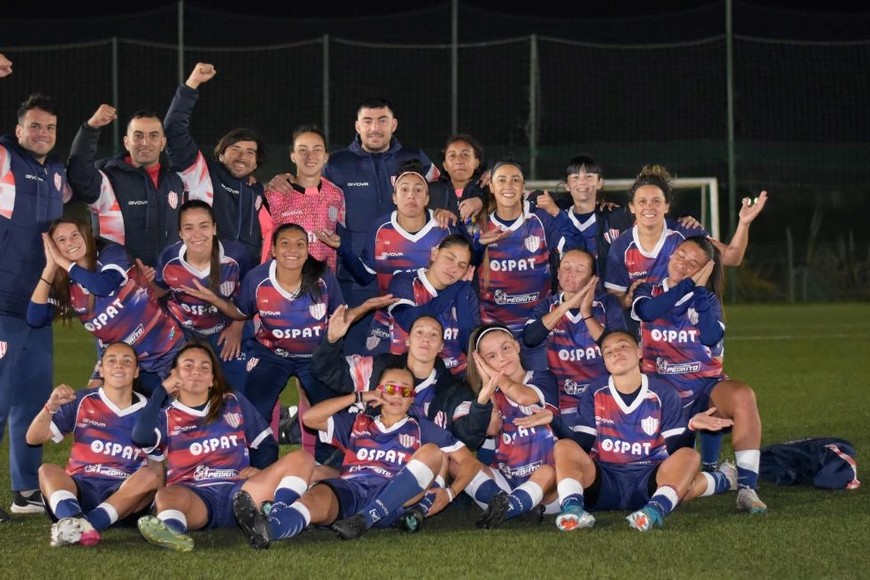 Un plantel feliz. Ganó 4 a 3 y es más líder que nunca.