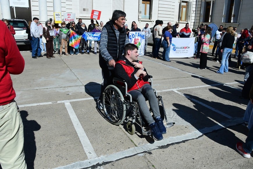 En Santa Fe el reclamo se concentró en la Legislatura para rechazar el veto presidencial a la Ley de Emergencia en Discapacidad. Foto: Guillermo Di Salvatore.
