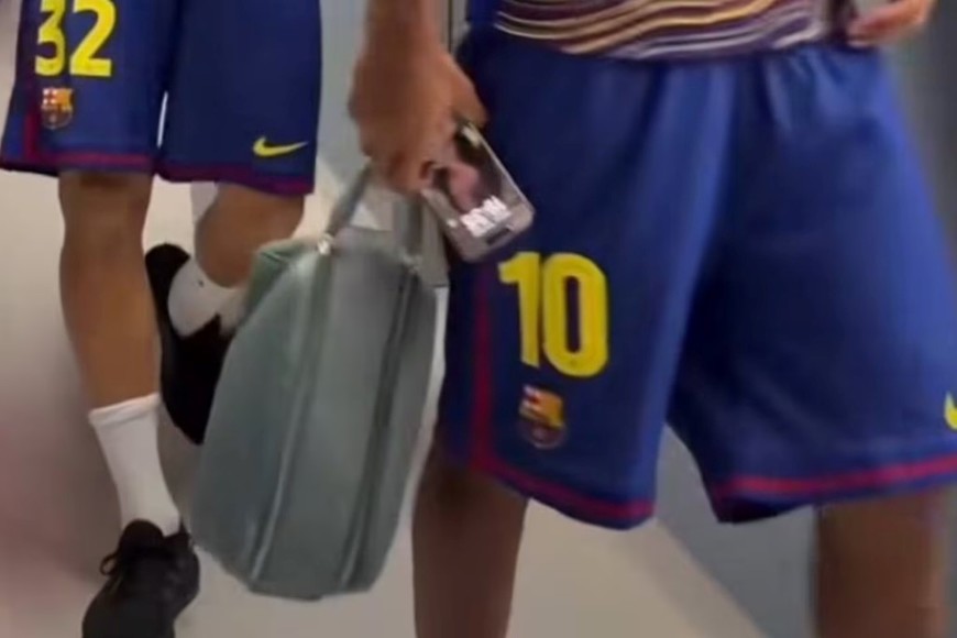 El futbolista tiene una foto de la cantante como fondo de pantalla en su celular.