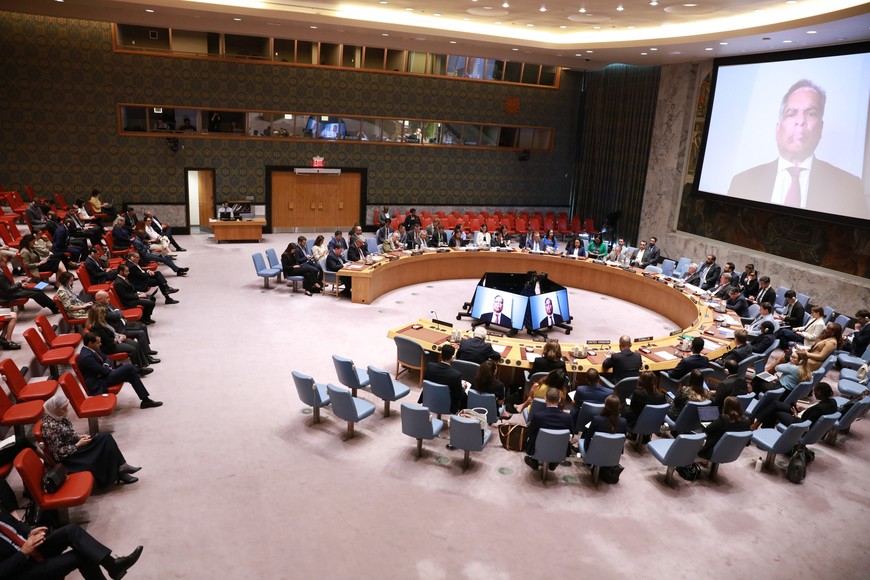 (250811) -- NACIONES UNIDAS, 11 agosto, 2025 (Xinhua) -- Una inusual reunión de emergencia de fin de semana sobre la cuestión palestino-israelí es celebrada por el Consejo de Seguridad de la ONU, en la sede de la ONU, en Nueva York, el 10 de agosto de 2025. El representante permanente de China ante las Naciones Unidas, Fu Cong, expresó el domingo su profunda preocupación por el plan de Israel de tomar la Ciudad de Gaza, afirmando que cualquier intento de hacerse con partes del territorio palestino debe ser firmemente rechazado. (Xinhua/Xie E) (rtg) (ah) (ce)