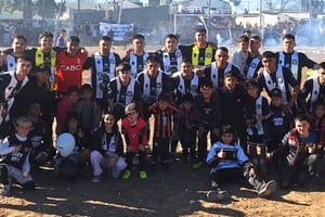 Santa Rosa. No faltó nadie. El equipo del popular barrio está segundo a dos puntos del líder. Crédito: Gentileza Rodrigo Müller.