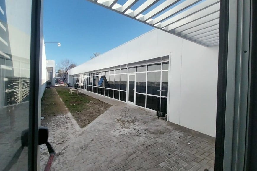 “La única tarea pendiente es la instalación de una subestación transformadora externa, necesaria para el funcionamiento eléctrico integral del edificio. Una vez finalizada, la obra estará lista para su inauguración”, confirmó.