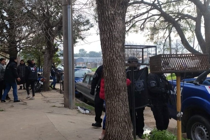 Tanto los dos detenidos, como el menor de edad, estan siendo investigados por robo de motos.