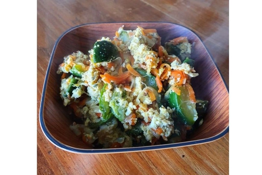 Salteado rápido de zapallitos, atún y zanahoria