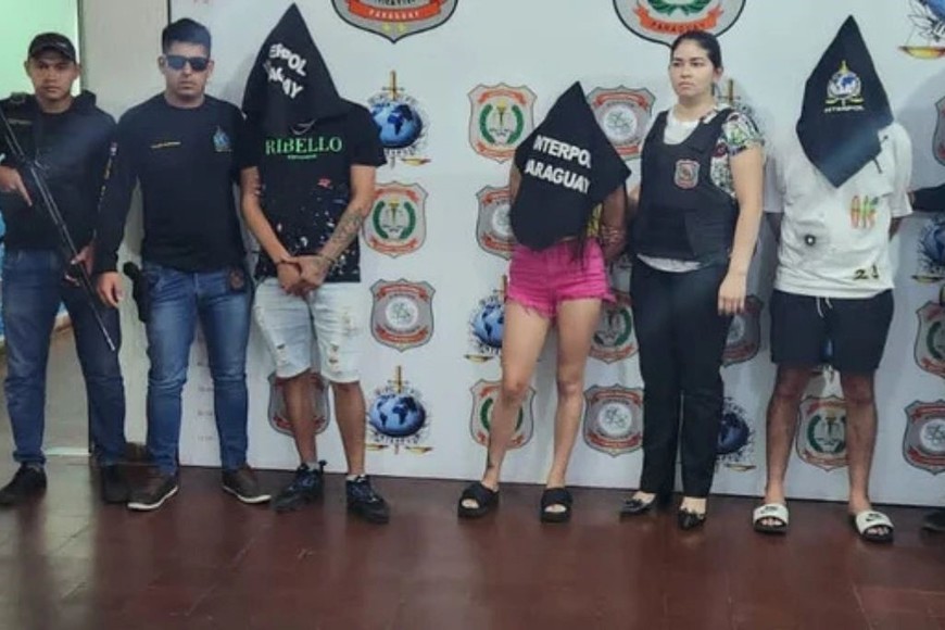 Video: así llegaba a Rosario el matrimonio extraditado desde Asunción en cuya boda se produjo un triple cri... - Image 2