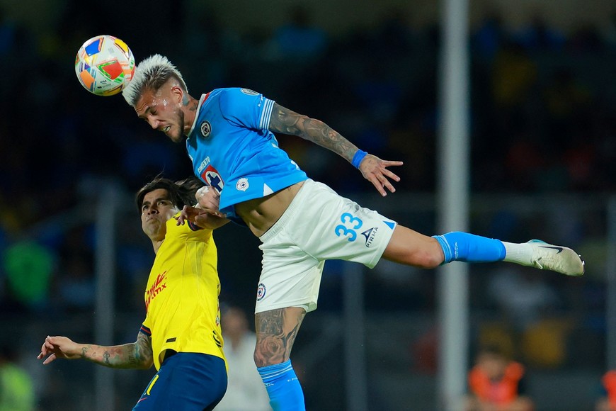 Soccer Football - Liga MX - Semi Final - First Leg - Cruz Azul v America - Estadio Olimpico Mexico 1968, Mexico City, Mexico - May 15, 2025
Cruz Azul's Gonzalo Piovi in action with America's Victor Davila REUTERS/Raquel Cunha