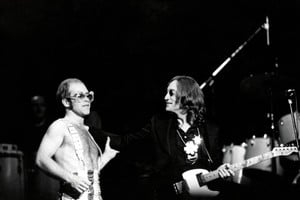 Elton John y Jhon Lennon en el Madison Square Garden de Nueva York, en noviembre de 1974.