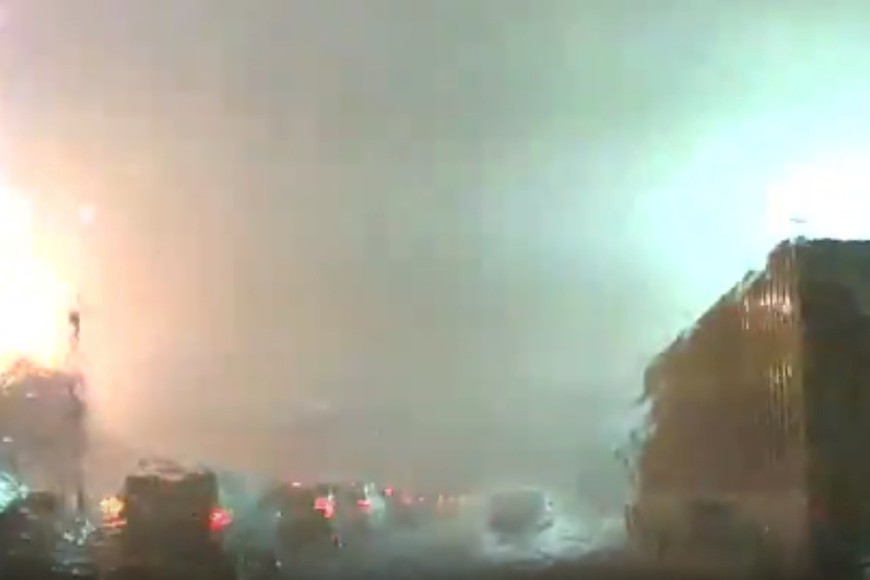 El momento en el que cae el rayo. Captura de pantalla del video.