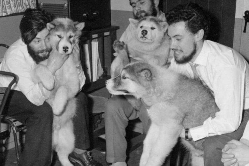 Dennis Bell y otros investigadores en la base, en una imagen de archivo.